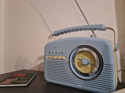 Le Murmure du Temps : Pourquoi la Radio Vintage Nous Accroche (Même les Débutants)